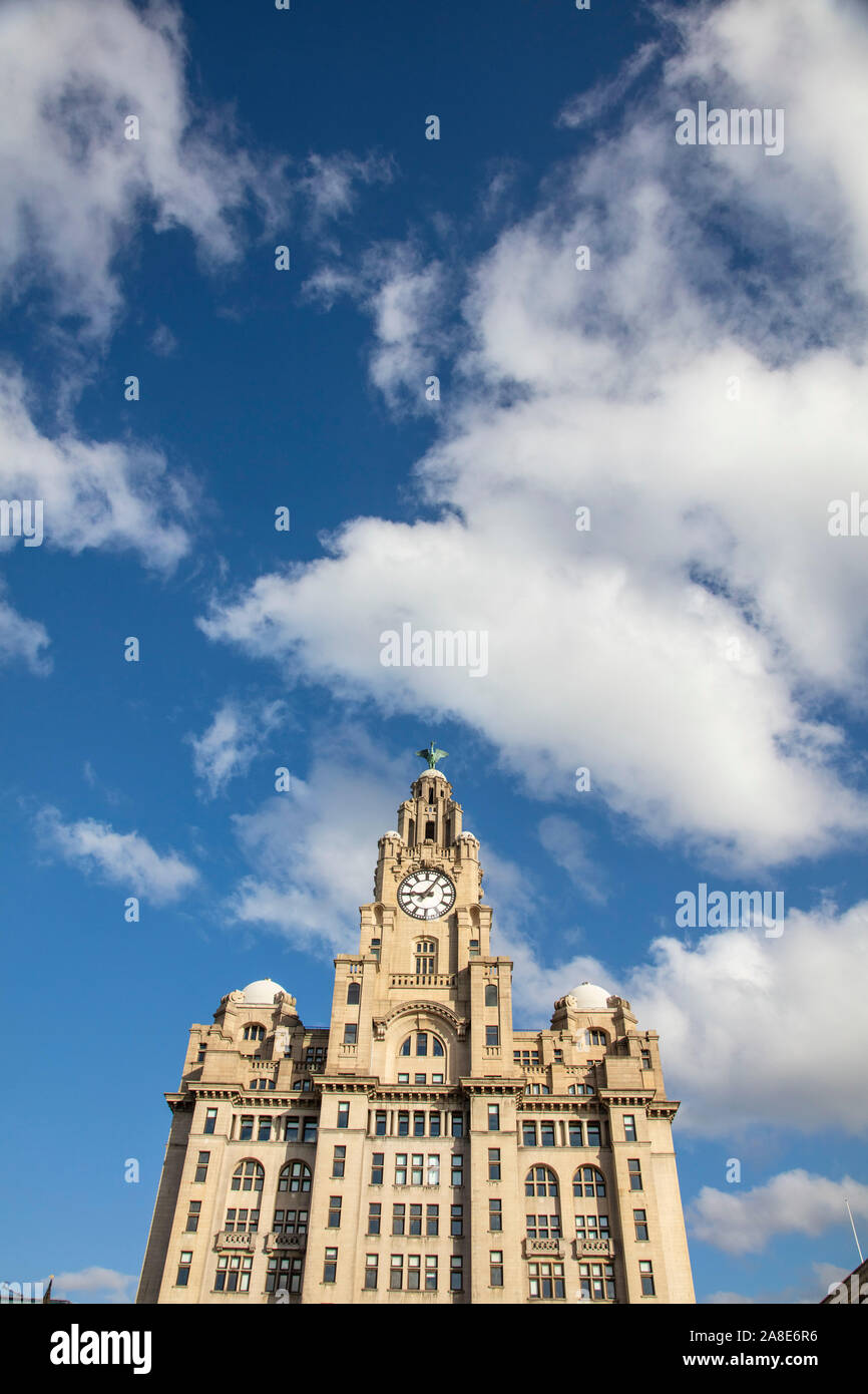 Liverpool, Großbritannien - 30. Oktober 2019: Blick auf den legendären Royal Liver Building in Liverpool, Großbritannien Stockfoto