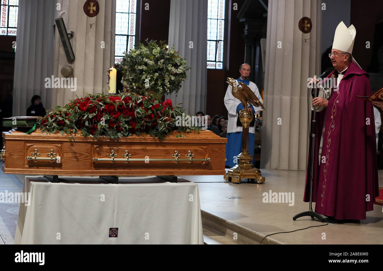 Erzbischof Diarmuid Martin mit dem Sarg des gefeierten Sender Gay Byrne in St. Mary's Pro-Cathedral in Dublin während seiner Trauerfeier. Stockfoto