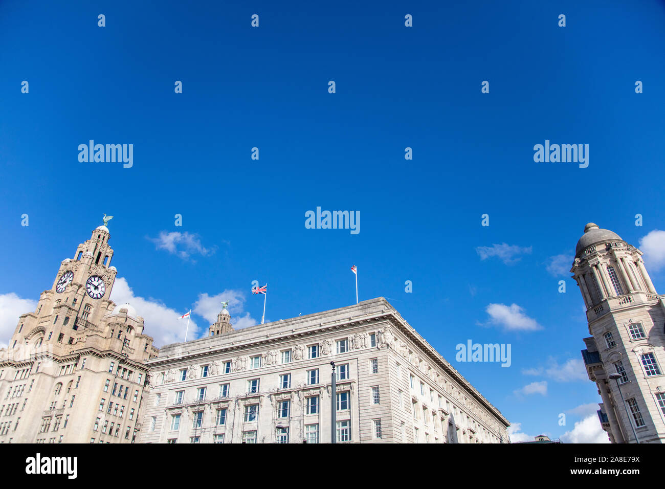 Liverpool, Großbritannien - 30. Oktober 2019: Blick auf den legendären Royal Liver Building in Liverpool, Großbritannien Stockfoto