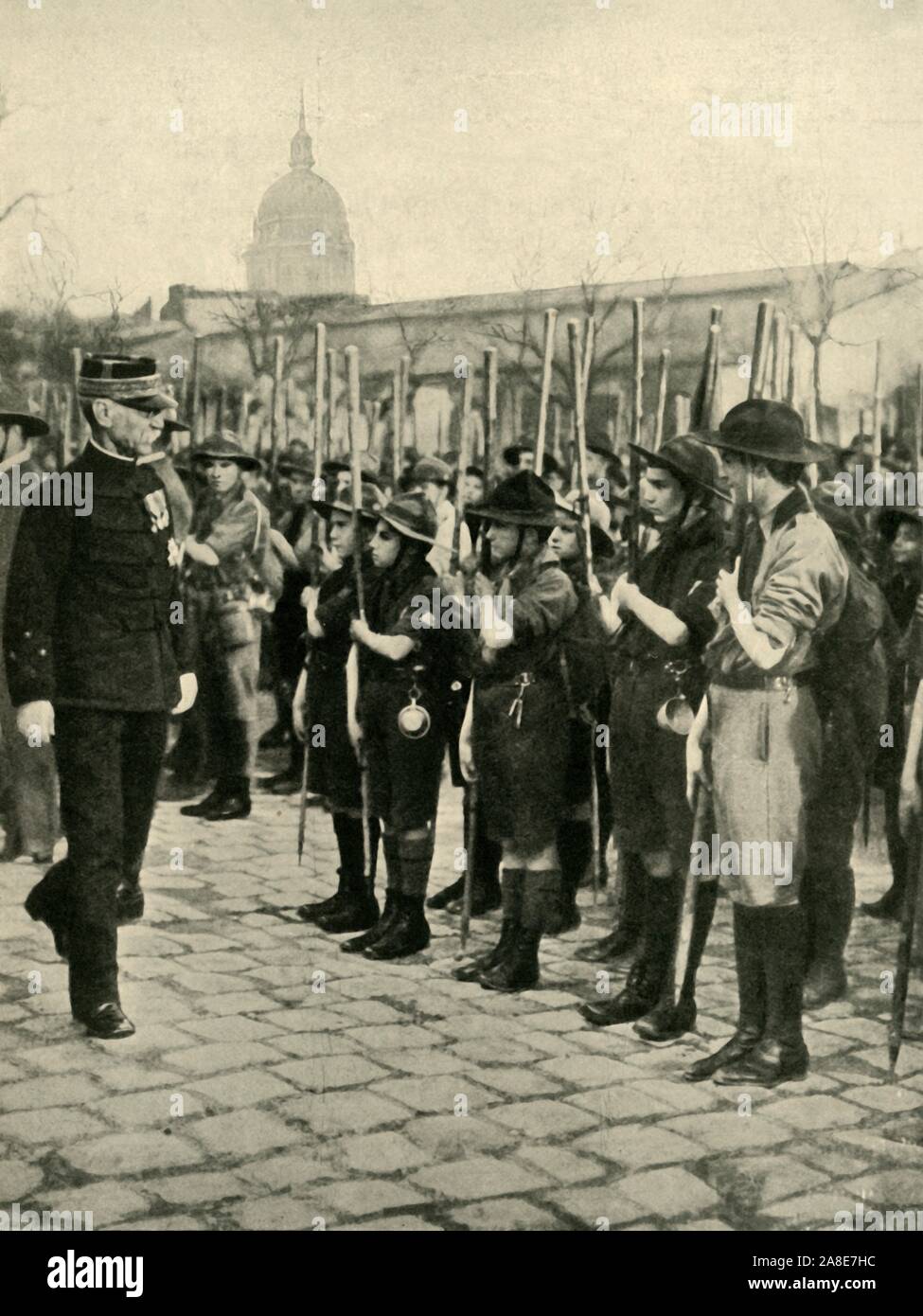 Allgemeine Joseph Gallieni Inspektion Pfadfinder, Paris, Frankreich, c 1914, c 1920)." ein französischer Held der Große Krieg: Der verstorbene General Gallieni, Minister für Krieg, Prüfung der französischen Pfadfinder während militärische Gouverneur von Paris'. Gallieni (1849-1916) war daran aus dem Abgang mit der Verteidigung von Paris zu Beginn des Ersten Weltkrieges, als die Stadt unterstützen, wurde von der Deutschen voraus im August 1914 bedroht. Er ist weit geglaubt, einen entscheidenden Einfluss auf die französischen Sieg in der Schlacht an der Marne, der die Deutschen eingestellt und gespeichert Paris, obwohl die Mehrheit der die Gutschrift auf seinem c ging zu haben Stockfoto