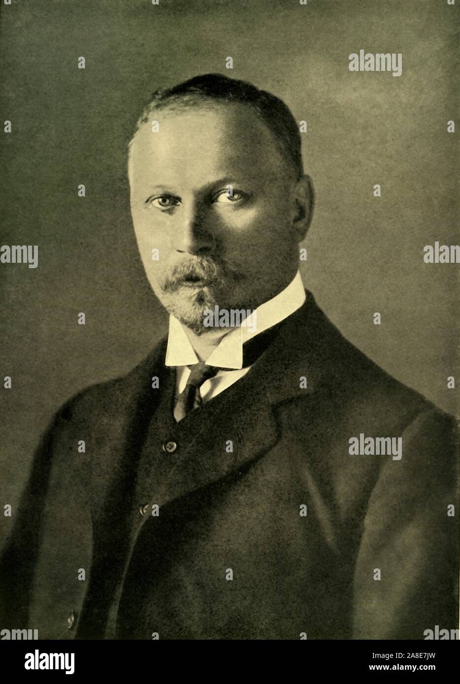 "Lieut. Allgemeine Hon. J. C. Smuts', c 1916, c 1920). Porträt von Jan Christiaan Smuts (1870-1950), Südafrikanischen und Britischen Commonwealth Staatsmann. Smuts led-Kommandos im Zweiten Burenkrieg für die Transvaal. Während des Ersten Weltkrieges, führte er die Armeen von Südafrika gegen Deutschland, Erfassung von Namibia und Kommandeur der Britischen Armee in Ostafrika. Er wurde ein Feldmarschall in der Britischen Armee im Jahre 1940, und im Imperial War Cabinet diente unter Winston Churchill. Von "Die Große Welt Krieg: Eine Geschichte", Band VI, herausgegeben von Frank eine Mumby. [Das Gresham Publishing Company Ltd., L Stockfoto