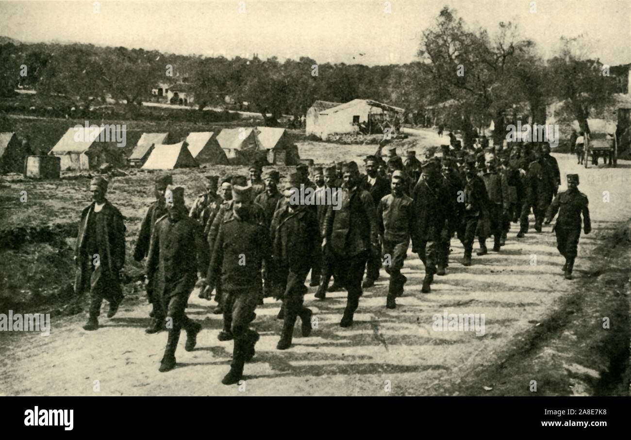 "Die Neuordnung der Serbischen Armee: die Truppen in die Ausbildung auf der Insel Korfu, Erster Weltkrieg, c 1916, c 1920). Von "Die Große Welt Krieg: Eine Geschichte", Band VI, herausgegeben von Frank eine Mumby. [Das Gresham Publishing Company Ltd., London, c 1920] Stockfoto