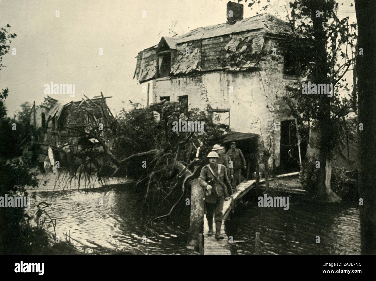 "In der Ypernbogens: Britische Truppen ihre Knüppel verlassen in einem schlecht ohne Schale Dorf", Erster Weltkrieg, 1917, (c 1920). Soldaten gehen auf Holz- duckboards über Hochwasser an der Westfront, Flandern, Belgien. Von "Die Große Welt Krieg: Eine Geschichte", Band VII, herausgegeben von Frank eine Mumby. [Das Gresham Publishing Company Ltd., London, c 1920] Stockfoto