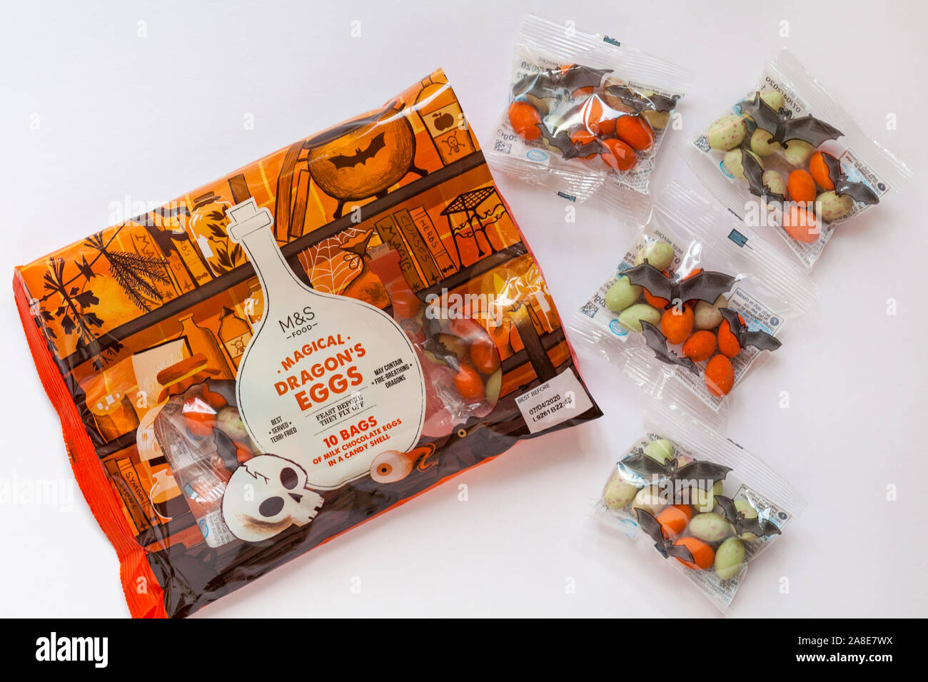 Pack von M&S's Magical Dragon Eier geöffnet auf weißem Hintergrund-Set ideal für Halloween - 10 Beutel Milch Schokolade Eier in einem Candy shell Stockfoto