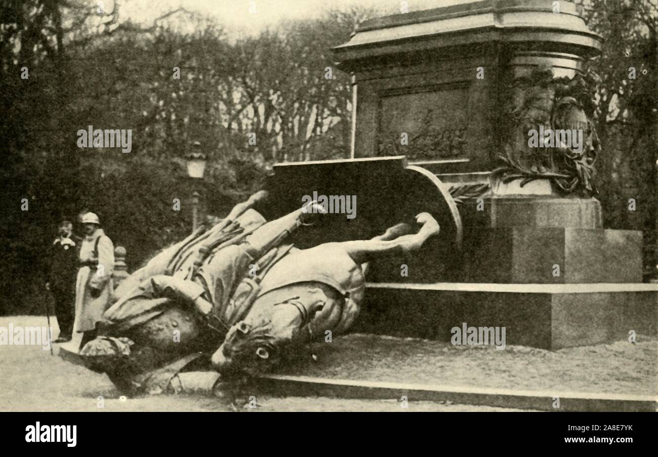 Gestürzte Reiterstandbild Wilhelm I., Metz, Frankreich, 1918, (c 1920). "Was Elsässer zu haben die Statue von William ich bei Metz: die Gedenkstätte von der Bewohner auf den Eintrag in die Stadt von den französischen Truppen" Umgeworfen. Die Stadt Metz, die im Anhang in das Kaiserliche Gebiet von Elsaß-Lothringen durch Deutschland während des Deutsch-Französischen Krieges, 1871, wurde in Frankreich nach dem Waffenstillstand vom 11. November 1918, endete der Zweite Weltkrieg I. Nach der Niederlage Deutschlands zurück, eine Statue des deutschen Kaisers Wilhelm I. aus seinem Sockel entfernt wurde. Von "Die Große Welt Krieg: Eine Geschichte", Band I Stockfoto