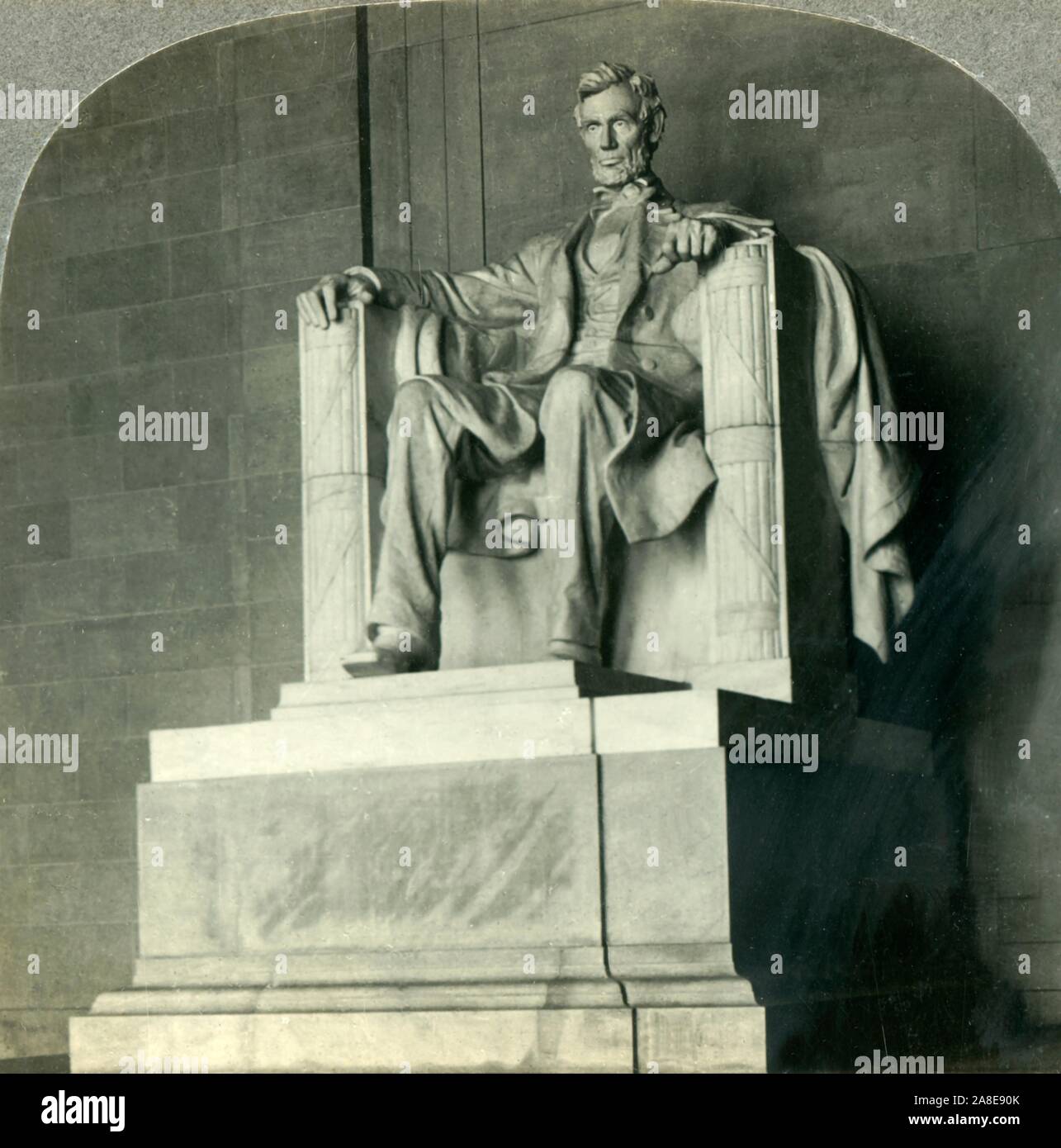 "Lincoln triumphierend, die große Statue in der Lincoln Memorial, Washington D.C.', c 1930. Statue des 16. Präsident der Vereinigten Staaten Abraham Lincoln von Daniel Chester French konzipiert; durch die Piccirilli Brüder geschnitzt. Lincoln werden mit Zeichensprache seine Initialen zu vertreten, seine linke Hand ist so geformt, dass eine 'A' und seine Rechte bildet die Buchstaben 'L' zu bilden. Von "Tour der Welt". [Keystone View Company, Meadville, Pa., New York, Chicago, London] Stockfoto