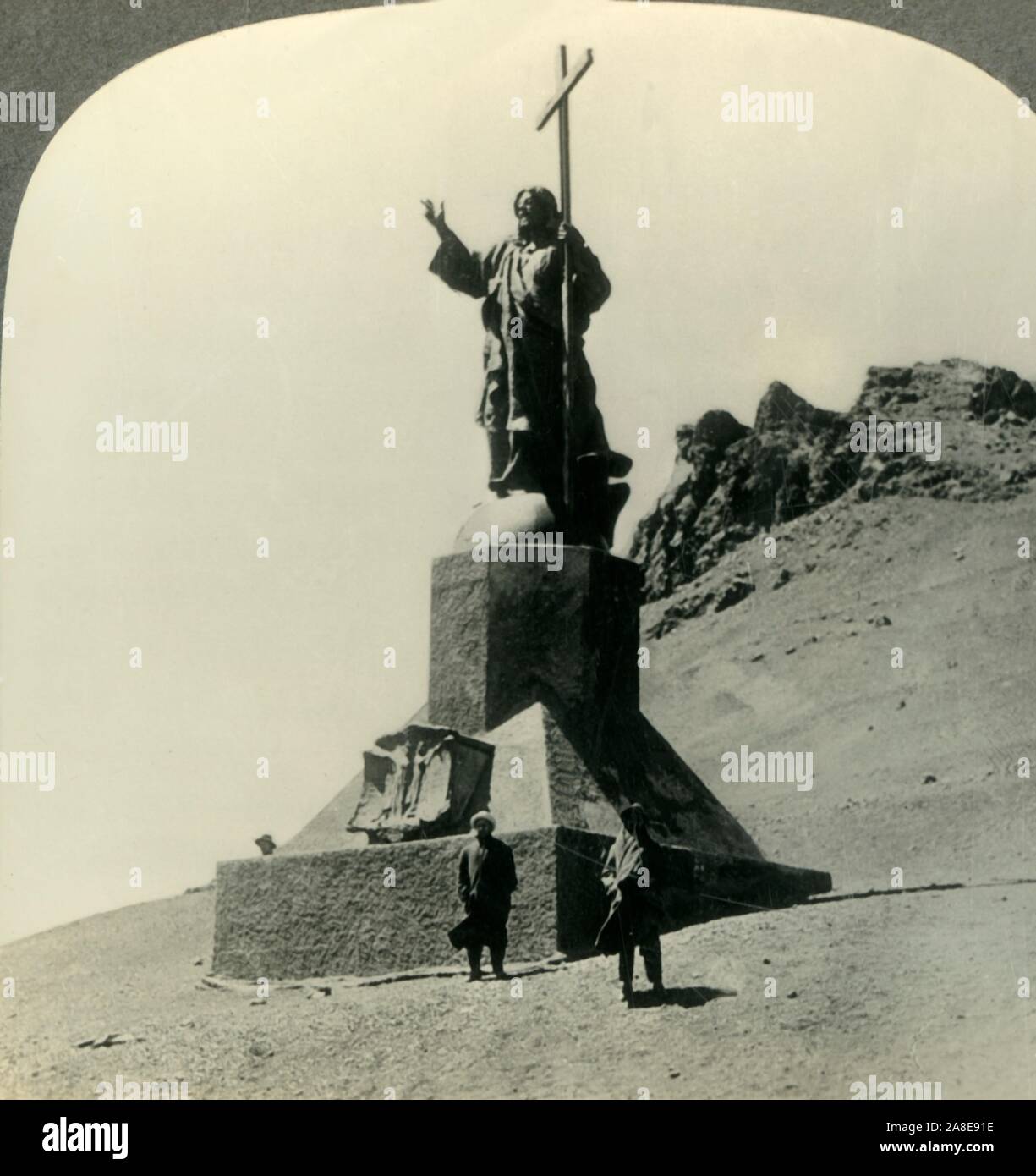 "Christus der Anden, Statue zum Gedenken an Vertrag zwischen Chile und Argentinien. S. Amerika', c 1930. Christus der Erlöser der Anden in Uspallata Pass an der Grenze zwischen Argentinien und Chile wurde am 13. März 1904 als ein Fest des Friedens in der Grenzstreitigkeiten zwischen den beiden Ländern vorgestellt. Von "Tour der Welt". [Keystone View Company, Meadville, Pa., New York, Chicago, London] Stockfoto