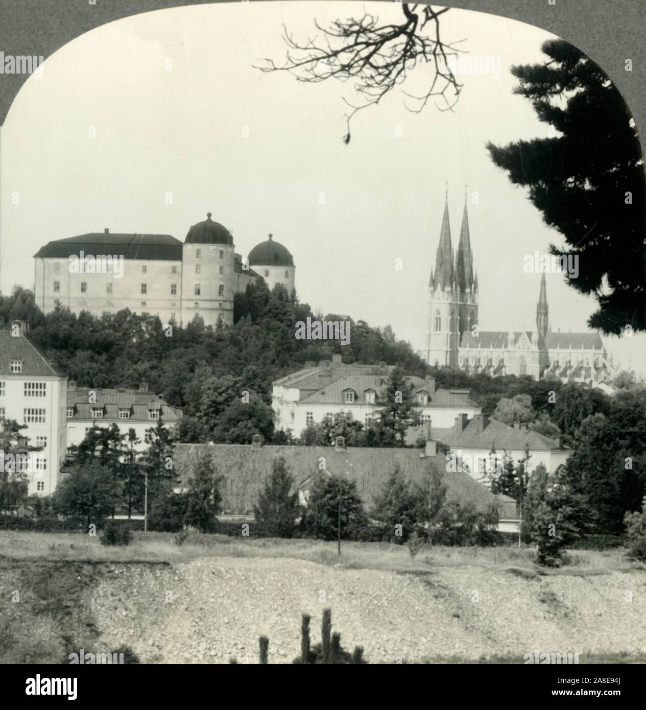 "Die Slott und Kathedrale, einem beeindruckenden Blick auf die Skyline der Universitätsstadt Upsala, Schweden', c 1930. 16. Jahrhundert Schloss Uppsala und gotischen Turmspitzen der Kathedrale aus dem 13. Jahrhundert. Von "Tour der Welt". [Keystone View Company, Meadville, Pa., New York, Chicago, London] Stockfoto