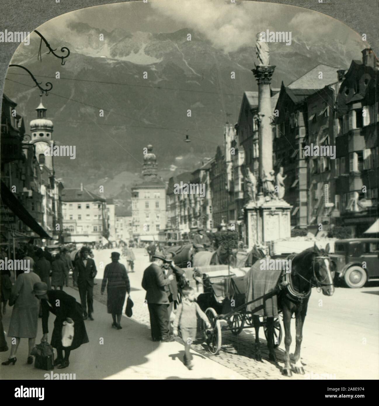 'Maria-Theresien Strasse und die Säule der Hl. Anna, Insbruck, Österreich', c 1930. St. Anne's Spalte auf der Maria-Theresien-Straße wurde von Bildhauer, Cristoforo Benedetti, der Tag zum Gedenken an die beim bayerischen Truppen aus Tirol während des Spanischen Erbfolgekrieges gefahren wurden. Von "Tour der Welt". [Keystone View Company, Meadville, Pa., New York, Chicago, London] Stockfoto