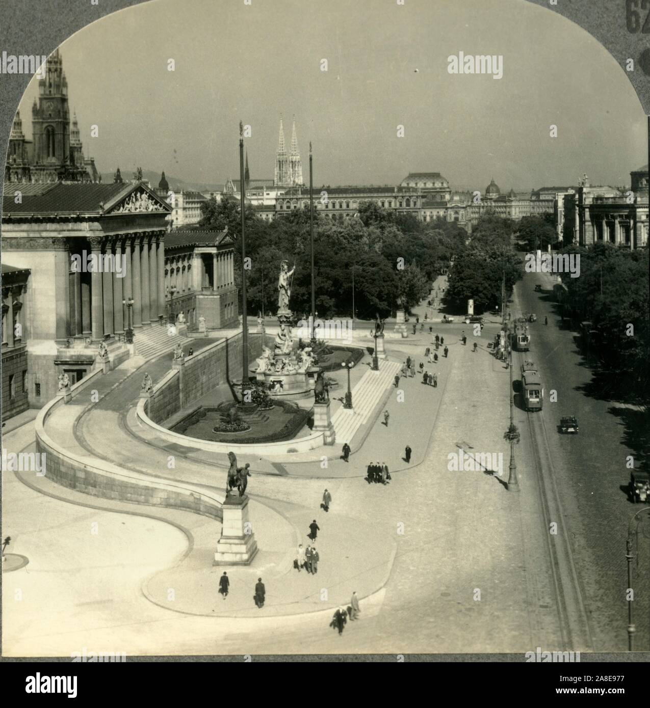 "Die Franzens-Ring, Wien - von Vielen als architektonisch "schönsten Straße in Europa'." angesehen, c 1930. Das österreichische Parlament Gebäude an der Ringstraße in Wien gebaut wurde 1874-1883 von Theophil Hansen in der Griechischen Reviva Stil. Die Ringstraße ist Weltkulturerbe. Von "Tour der Welt". [Keystone View Company, Meadville, Pa., New York, Chicago, London] Stockfoto