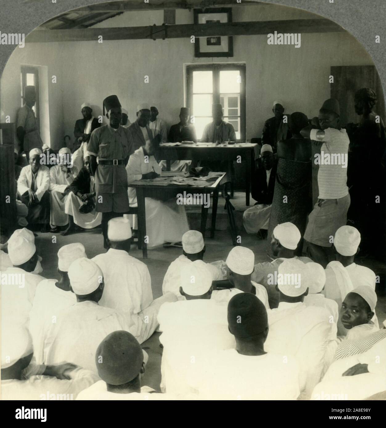 "Ein Gericht in Ujili, Tanganyika Territory, Afrika', c 1930. Tanganyika unter britischer Herrschaft durch ein Mandat des Völkerbundes 1922, die Unabhängigkeit vom Vereinigten Königreich am 9. Dezember 1961. Von "Tour der Welt". [Keystone View Company, Meadville, Pa., New York, Chicago, London] Stockfoto