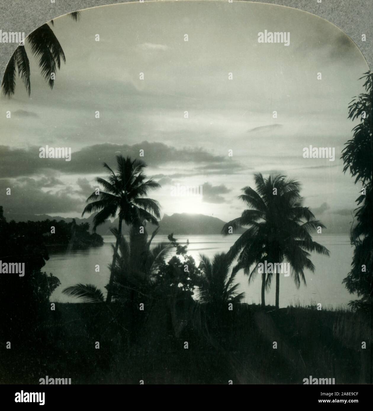 'Sunset hinter Moorea, gesehen von Papeete, Tahiti', c 1930. Von "Tour der Welt". [Keystone View Company, Meadville, Pa., New York, Chicago, London] Stockfoto