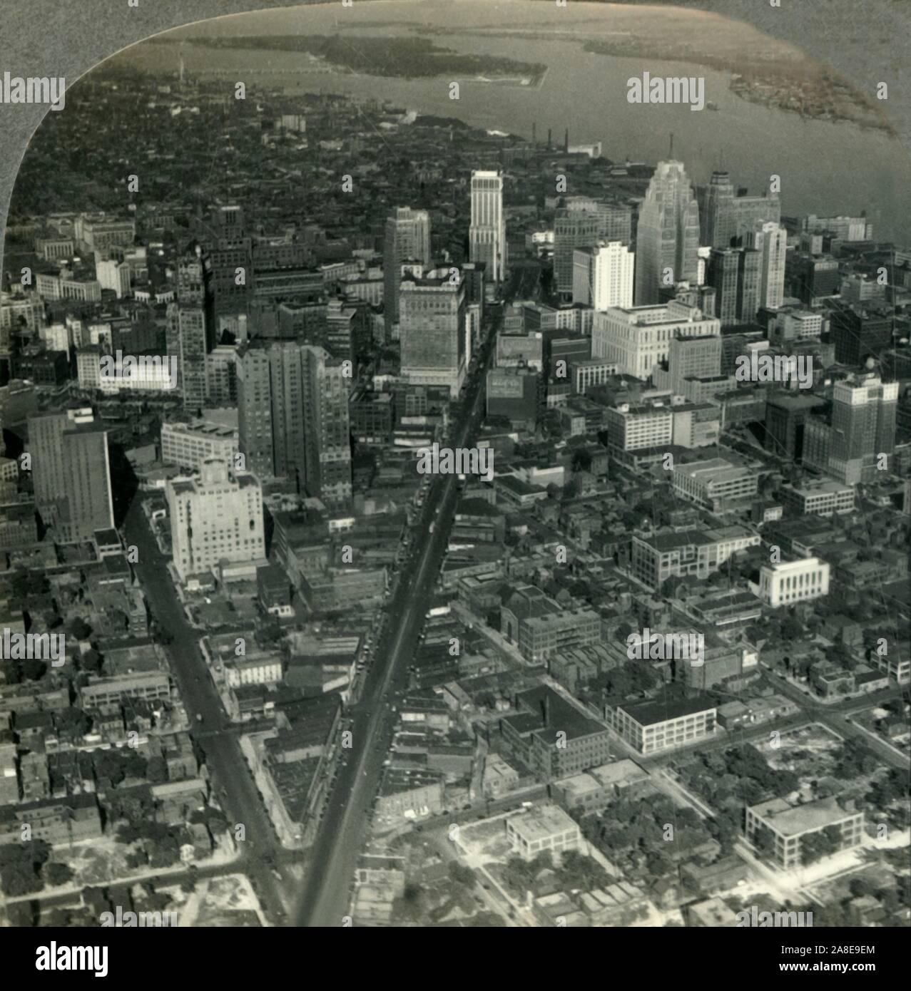 "Die Wolkenkratzer der Innenstadt von Detroit aus einem airplace - Blick über Michigan Ave. nach Detroit River und Belle Isle Park', c 1930. Stadtplan von Augustus Woodward. Von "Tour der Welt". [Keystone View Company, Meadville, Pa., New York, Chicago, London] Stockfoto