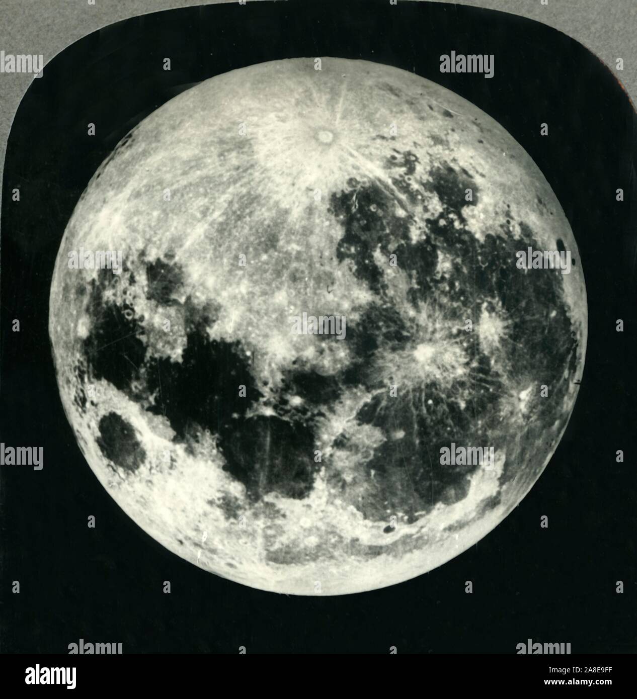 "Die Full Moon, Yerkes Observatorium', c 1930. Yerkes Observatorium in Wisconsin wurde 1897 von Astronom George Ellery Hale gegründet und durch Geschäftsmann Charles T finanziert Yerkes es das größte Linsenteleskop erfolgreich für Astronomie untergebracht. Von "Tour der Welt". [Keystone View Company, Meadville, Pa., New York, Chicago, London] Stockfoto