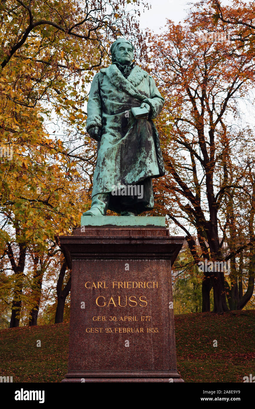 Statue des Mathematikers Carl Friedrich Gauß an seinem Geburtsort in Braunschweig, Niedersachsen, Deutschland. Stockfoto