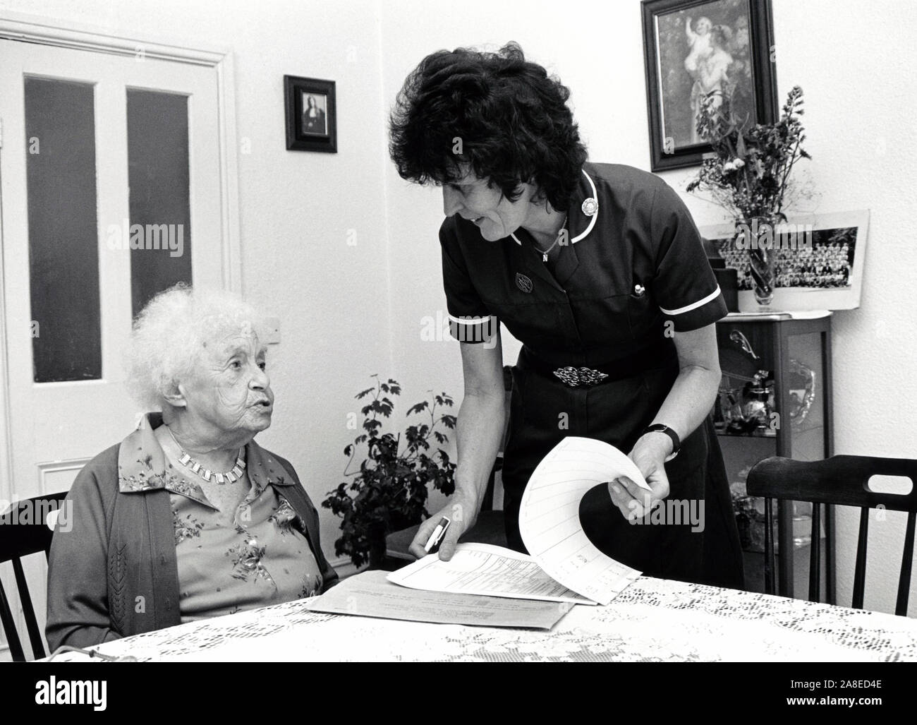 Bezirk Krankenschwester besuchen ältere Frau zu Hause, Nottingham, Großbritannien 1990 Stockfoto