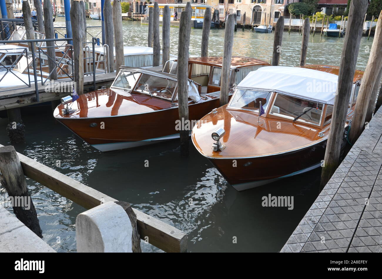 Motorboote auf dem Canal Grande, Venedig Stockfoto