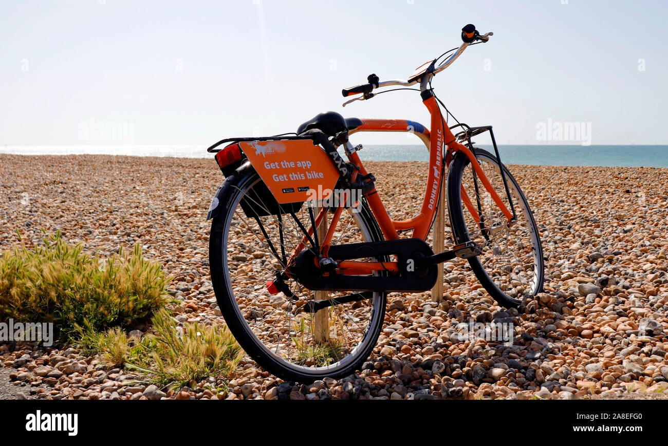 Fahrrad am Strand von Worthing, West Sussex. Stockfoto