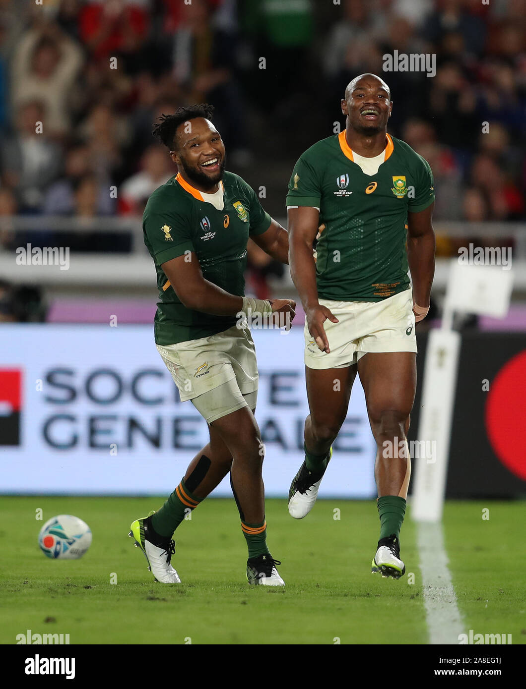 Südafrikas Makazole Mapimpi (rechts) feiert mit zählenden zuerst versuchen, seine Seite des Spiels während der 2019 Rugby World Cup Finale von Yokohama Stadion. Stockfoto