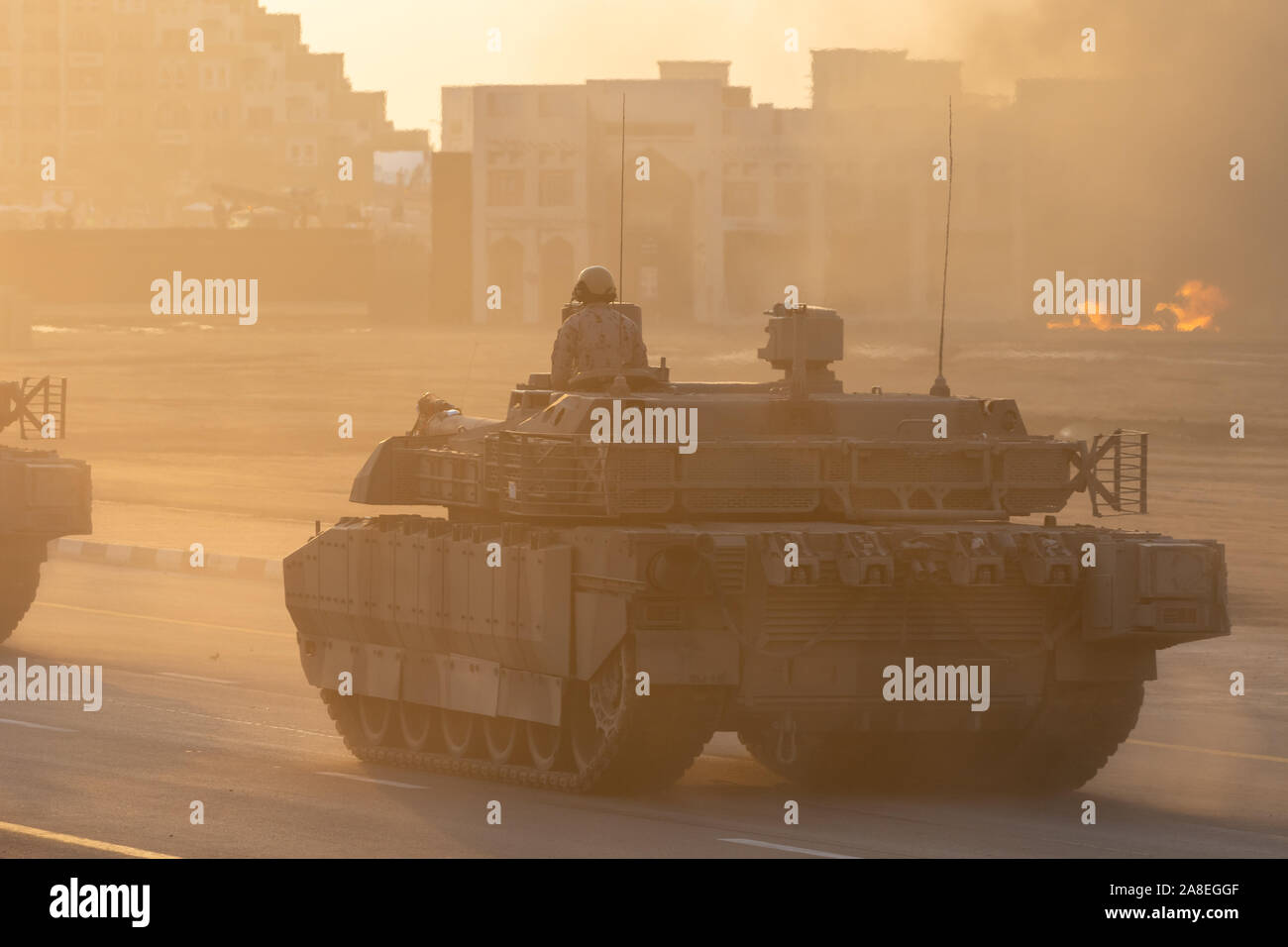 Militär Armee Panzer Fahrzeuge fahren auf der Straße mit Waffen und militärischen Personal zielen und schießen. Militär und Krieg Konzept der Macht, Kraft, Stre Stockfoto