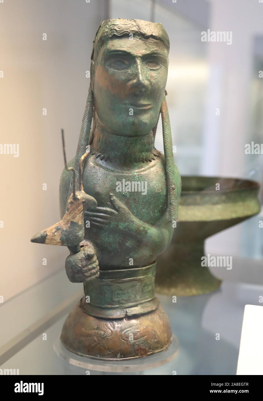 Etruscan bronze Büste mit einer gehörnten Vogel des British Museum, London, UK Stockfoto