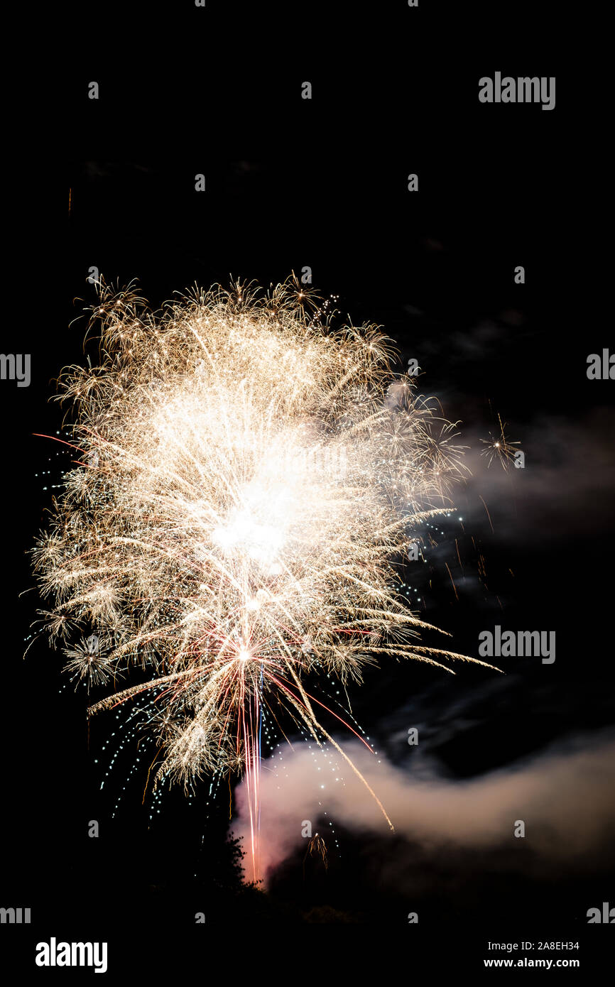 Festliche feier Feuerwerk leuchtet im dunklen Nachthimmel Stockfoto