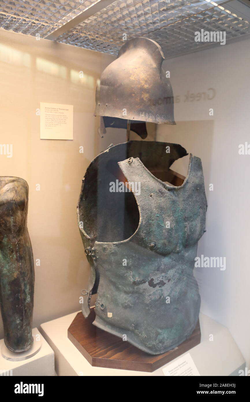 Griechische Rüstung mit einen bronzenen Helm thrakischen Typ des British Museum, London, UK Stockfoto