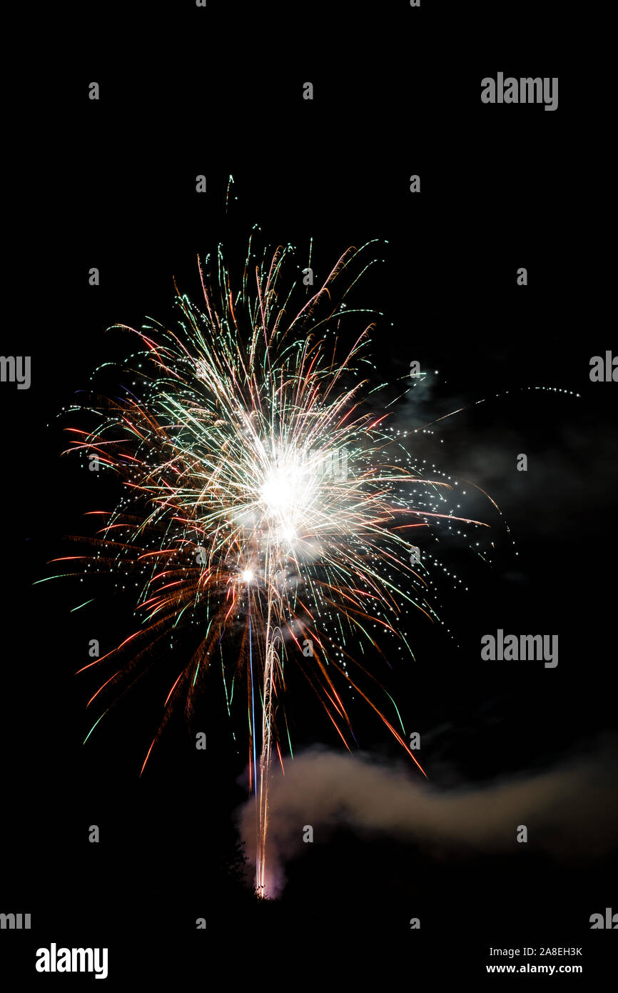 Festliche feier Feuerwerk leuchtet im dunklen Nachthimmel Stockfoto