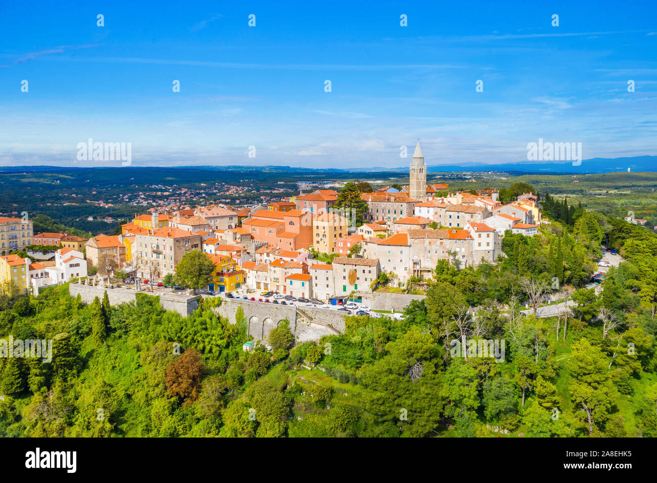 Stadt von Labin, Istrien, Kroatien, alte traditionelle Häuser und Schloss, Blick von der Drohne Stockfoto