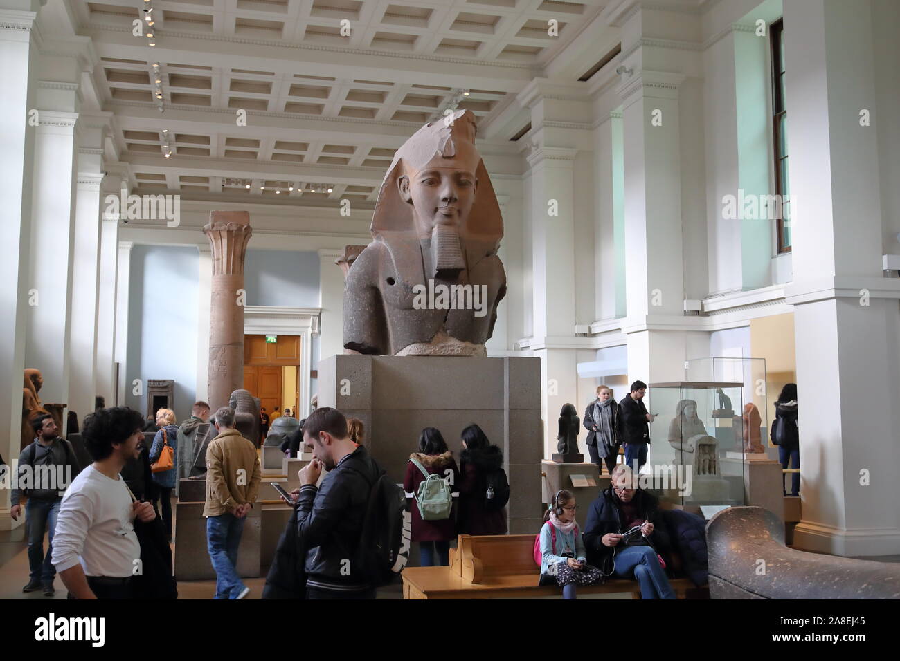 Riesige Granit Büste von Pharao Ramses II. in der Mitte der Ägyptischen Teil des British Museum, London, UK Stockfoto