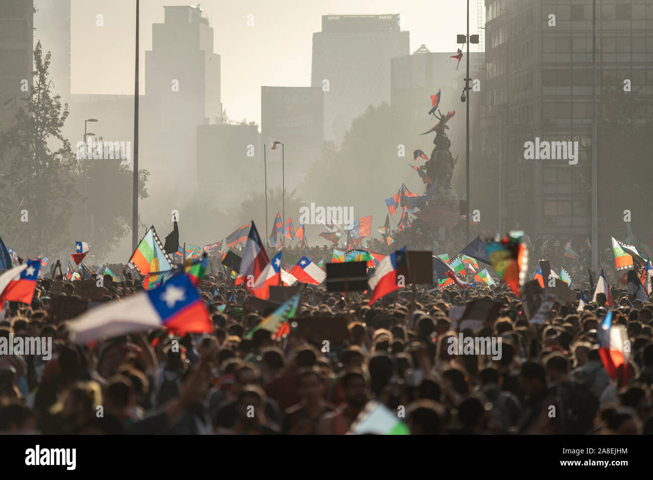 Der antiago de Chile Chile vom 29. Oktober 2019 Menschen Massen an Santiago de Chile Straßen demonstrieren auf der Plaza de Italia während der jüngsten Proteste in Chile Stockfoto