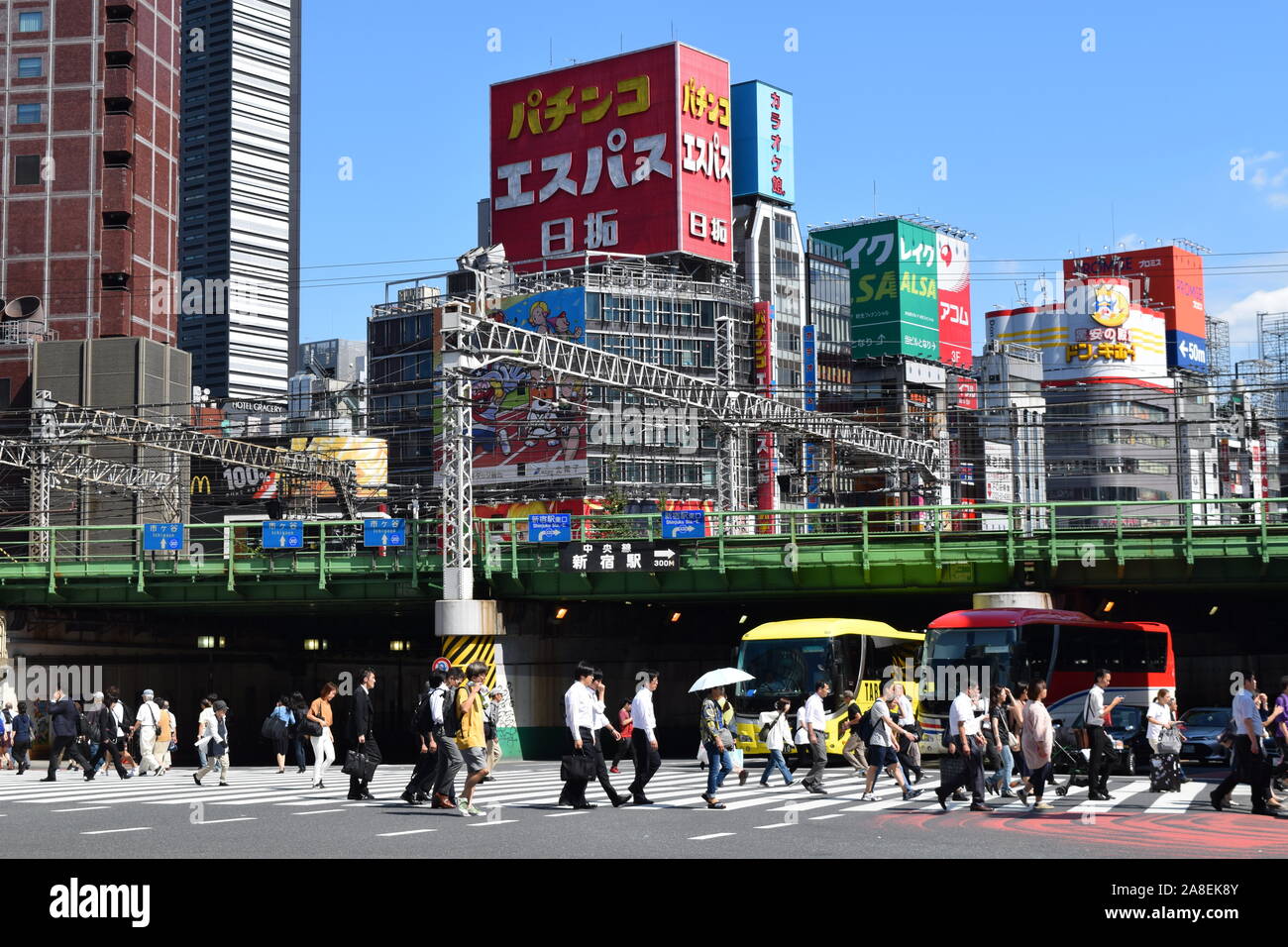 Überqueren Sie die Straße, Tokio, Japan Stockfoto