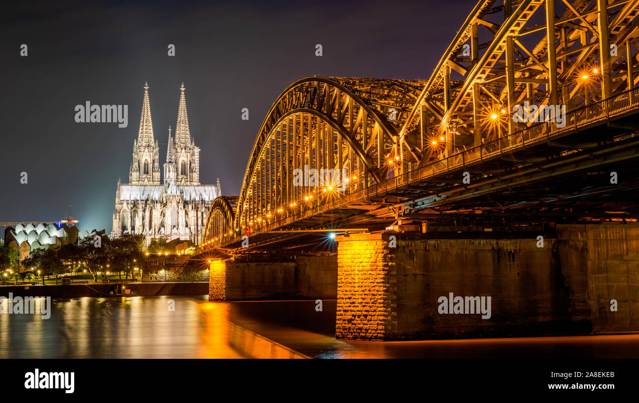 Köln bei Nacht mit dem Kölner Dom, Hohenzollernbrücke, Rhein Stockfoto