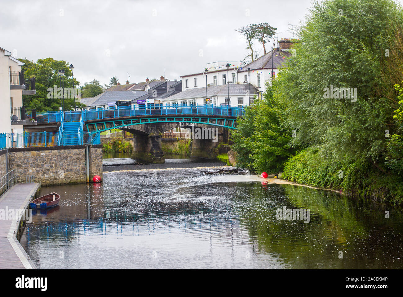 21. August 2019 Die langsam fließenden Fluss Kesh Unter der gewölbten Brücke im Kesh Dorf auf ein stumpfes nasser Sommer Tag fließt. Stockfoto