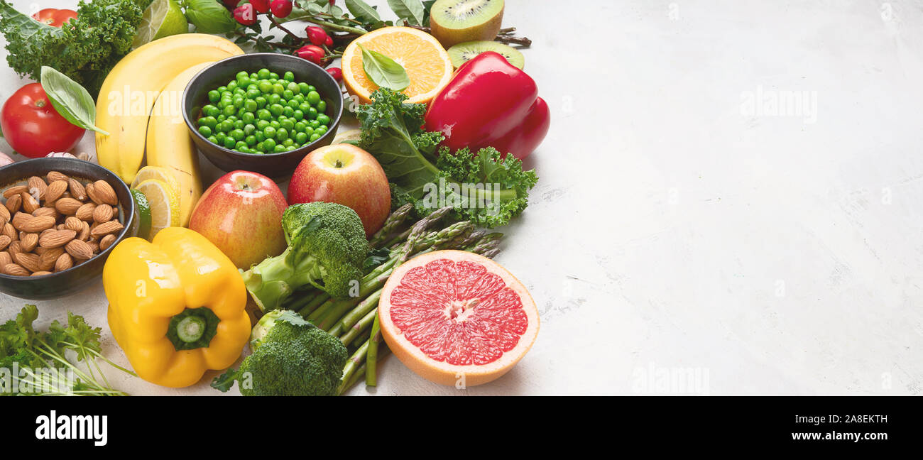 Lebensmittel, die einen hohen Gehalt an Vitamin C Essen rish in Antioxidantien, Ballaststoffen, Kohlenhydraten. Boost Immunsystem und Gehirn; Salden Cholesterin; fördert gesundes Herz. Stockfoto