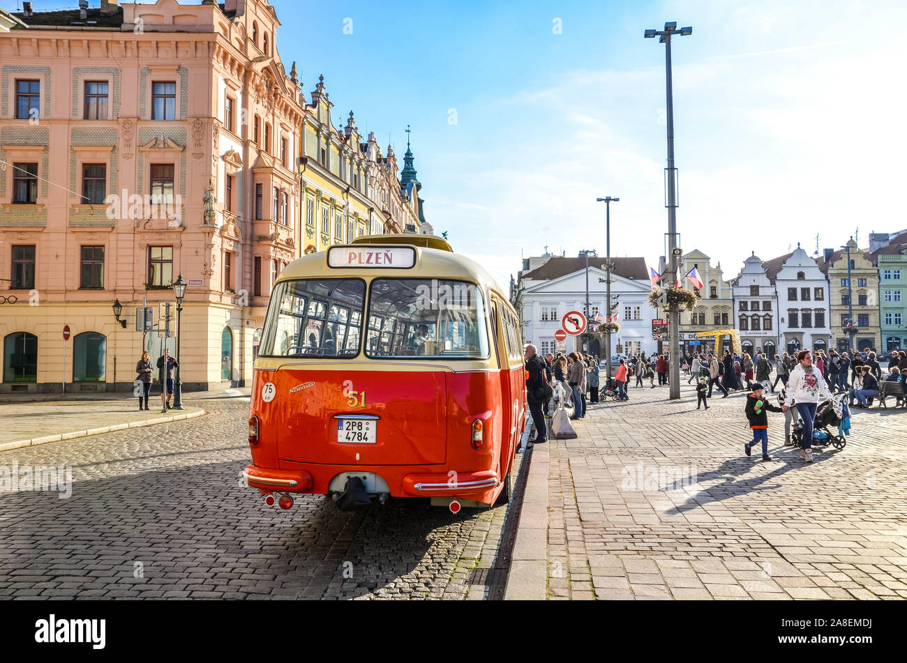 Plzen, Tschechien - Okt 28, 2019: Vintage red Bus auf dem Hauptplatz in Pilsen, Böhmen, Tschechien. Teil der nationalen Feiertag feier Programm. Stadt Altstadt. Jahrgang Bus, Transport. Stockfoto