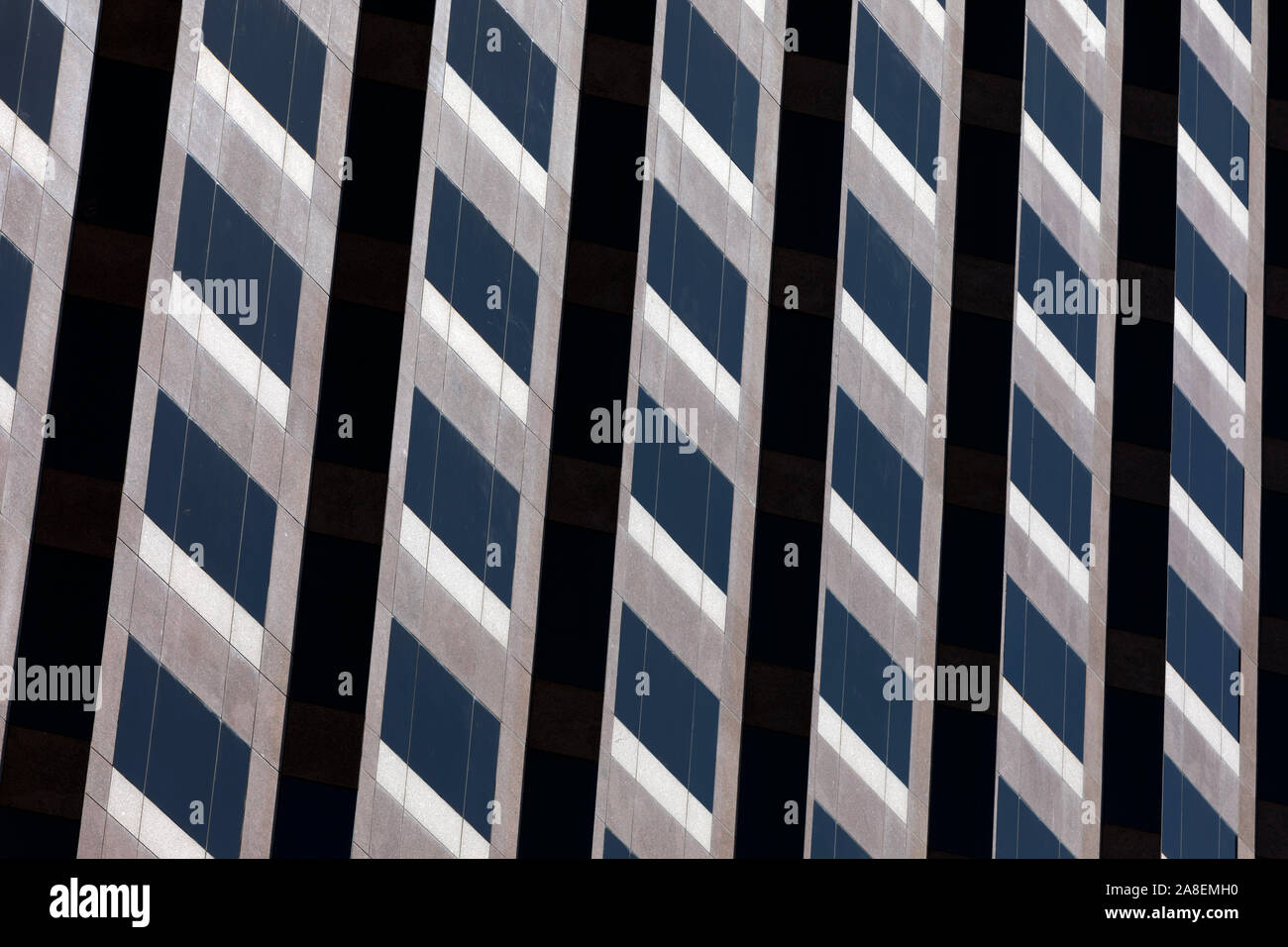 Wiederholendes Muster von Windows auf ein Bürogebäude Stockfoto