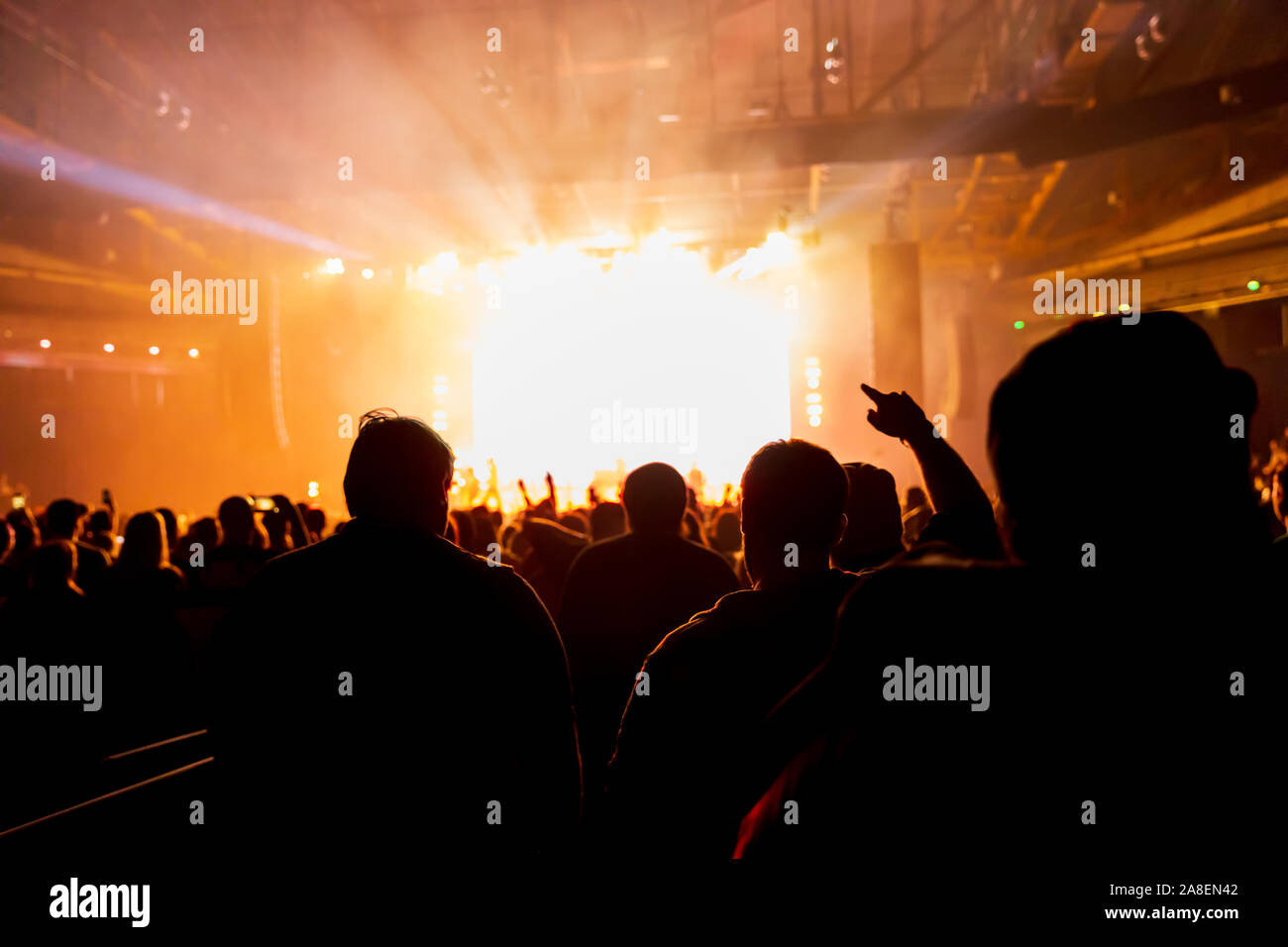 Unscharf Masse an einem Konzert mit einem hellen Bühne. Stockfoto