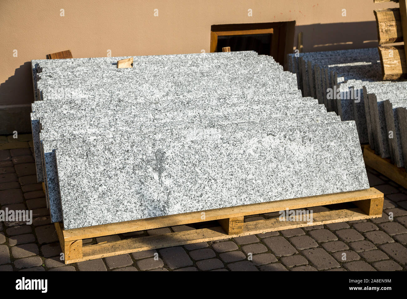 Stapel von Granit Marmor Platten. Stein Blätter für dekorative Bau. Stockfoto