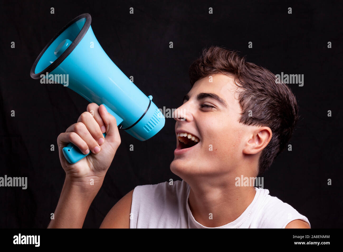 Teenager schreien mit Megafon Stockfoto