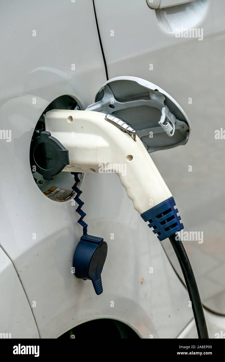 Elektroauto eine Ladestation. Symbol für Ökologie, Klimaschutz, Innovation, E-Auto, E-Autos, Stockfoto