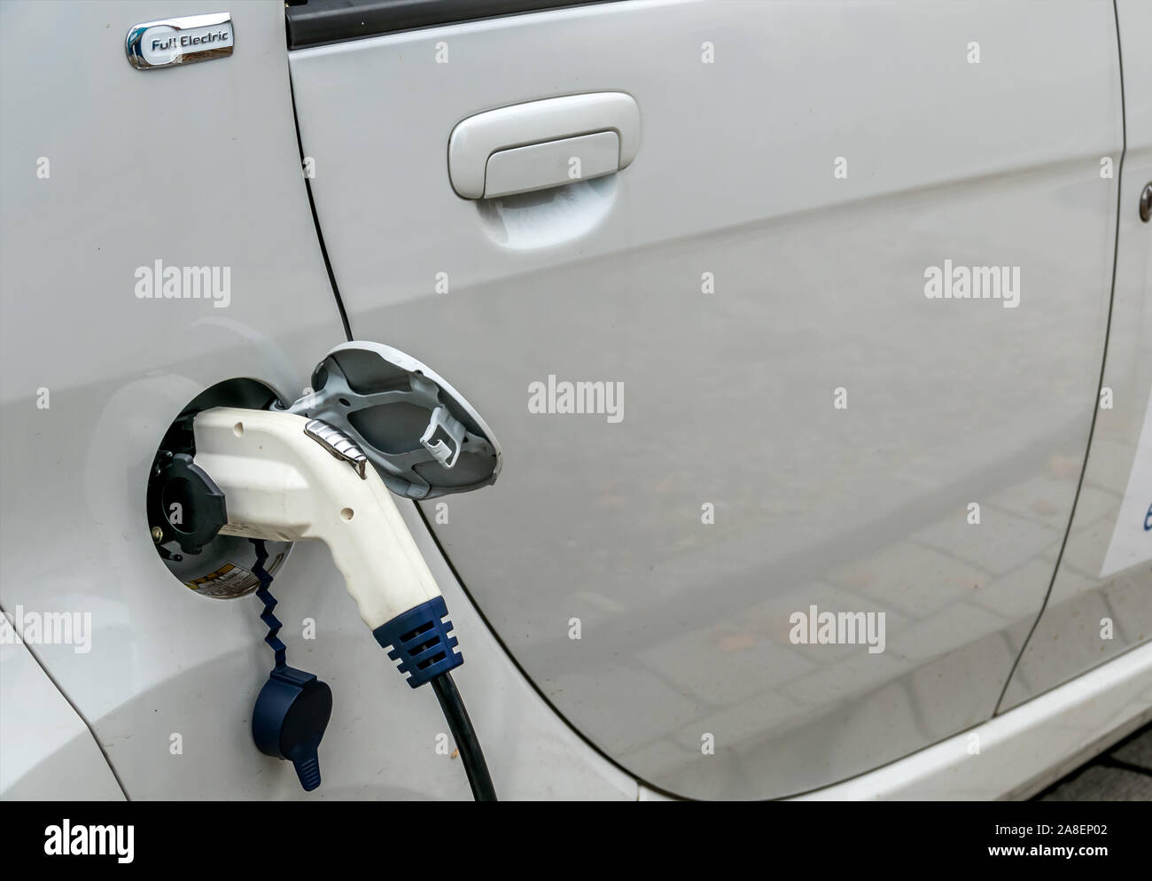 Elektroauto eine Ladestation. Symbol für Ökologie, Klimaschutz, Innovation, E-Auto, E-Autos, Stockfoto