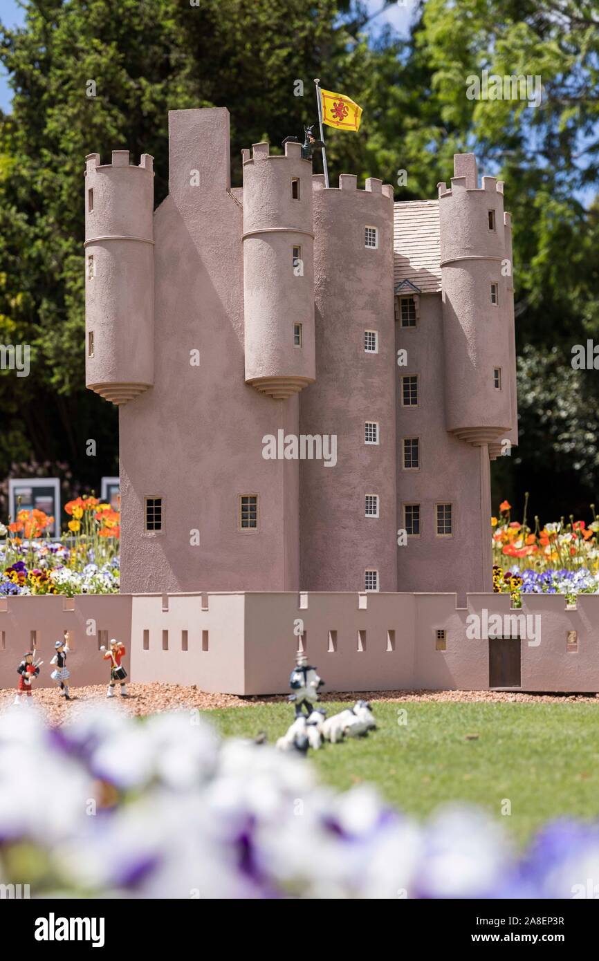 Canberra, Braemar Castle in Schottland an den Cockington Green Gardens in Canberra. 3. November, 2019. Foto an November 7, 2019 zeigt eine Miniatur Modell von Braemar Castle in Schottland an den Cockington Green Gardens in Canberra, Australien. Die Gärten feierten den 40. Geburtstag an November 3, 2019. Es verfügt über Miniatur Gebäude und ist eine Attraktion in Australiens Hauptstadt. Credit: Liu Changchang/Xinhua/Alamy leben Nachrichten Stockfoto