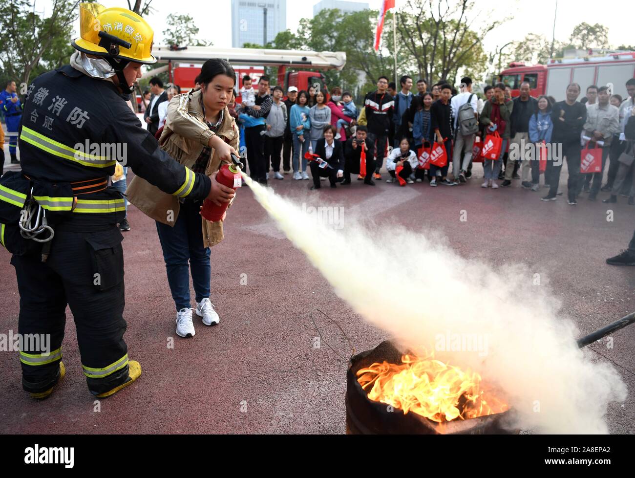 Hefei, Anhui Provinz Chinas. 8. November, 2019. Ein Bürger lernt, einen Brand mit einem Feuerlöscher in Jingkai Bezirk von Hefei City, Hauptstadt der ostchinesischen Provinz Anhui, Nov. 8, 2019. Viele Bereiche rund um das Land durchgeführt Feuerwehr Übungen und die damit verbundenen öffentlichen pädagogischen Aktivitäten am Freitag, das Bewusstsein der Menschen für den Brandschutz und die Fähigkeit zur Bewältigung von Krisensituationen zu stärken. Credit: Liu Junxi/Xinhua/Alamy leben Nachrichten Stockfoto