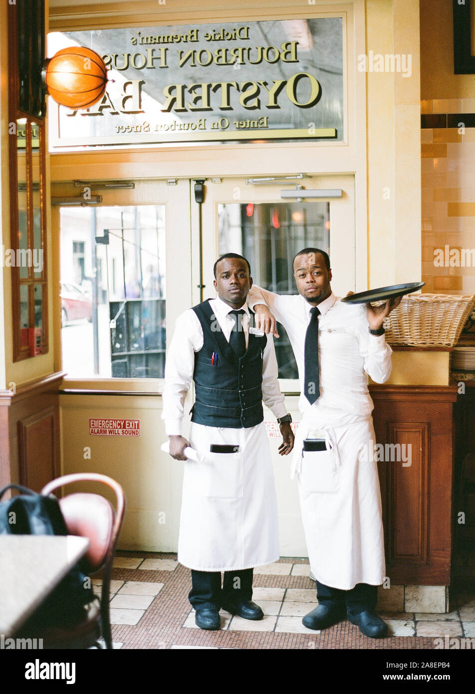 Zwei Afrikanische Amerikanische kellner Halt für ein Portrait an der Bourbon House Oyster Bar im Französischen Viertel, New Orleans, Louisiana Stockfoto