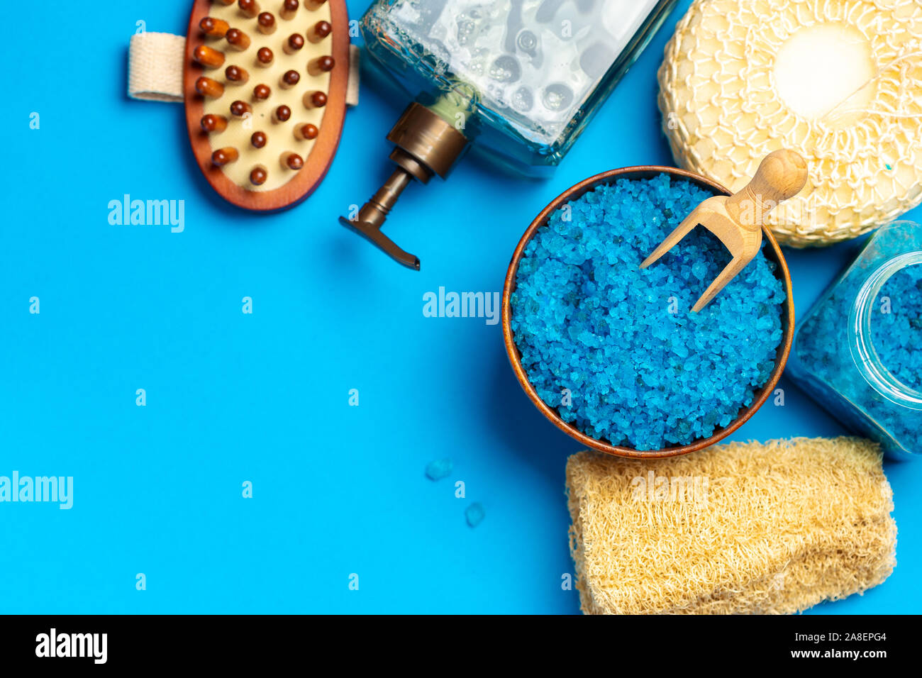 Verschiedene Wellness- und Schönheitsbehandlungen Produkte auf blauem Hintergrund mit einem Leerzeichen getrennt für Text Stockfoto