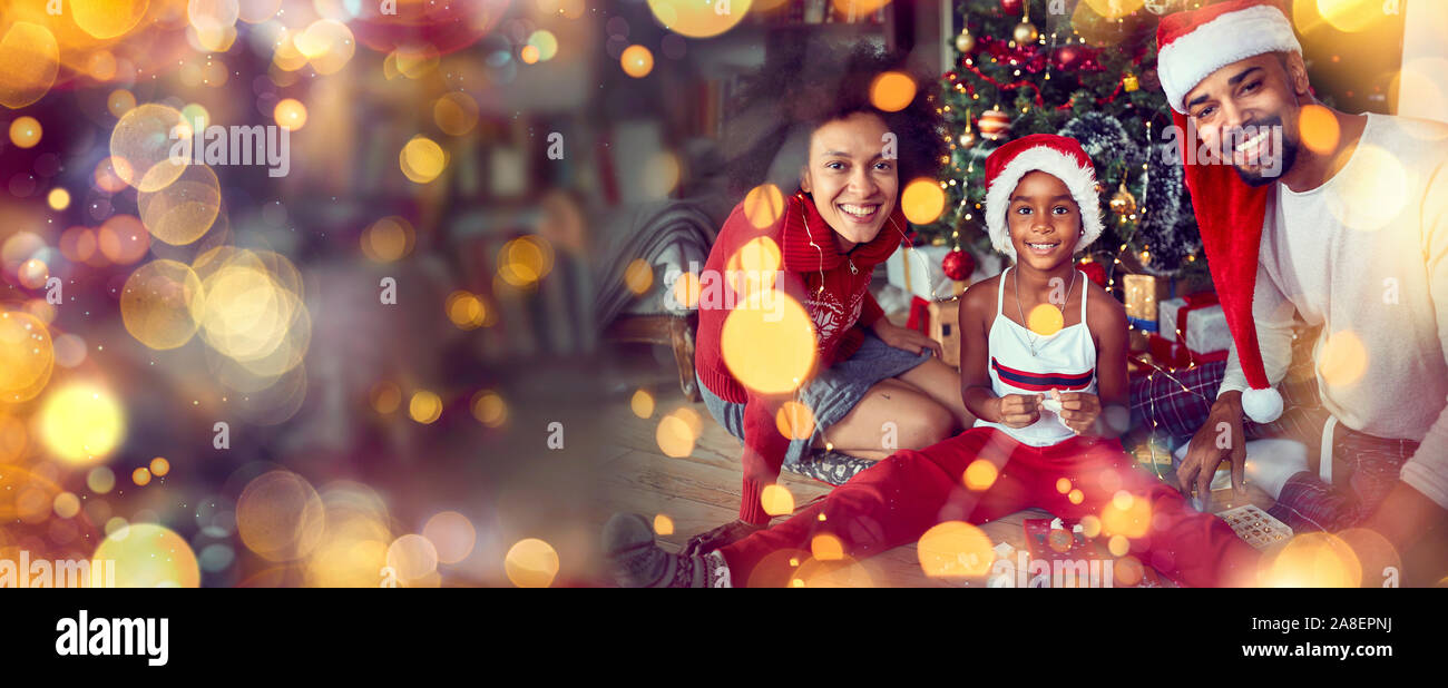 Fröhlicher junger Familie und Kind in der Weihnachtszeit. Stockfoto