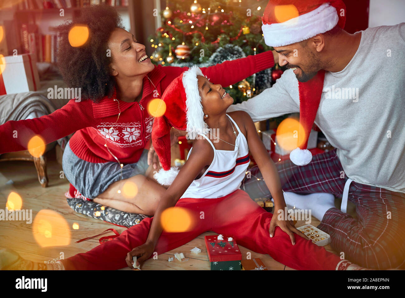 Fröhliche junge afrikanische amerikanische Familie und Kind in der Weihnachtszeit. Stockfoto