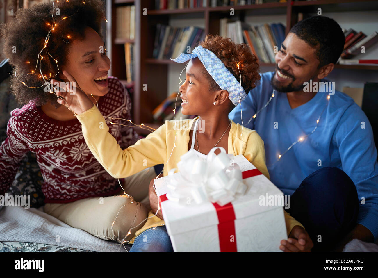 Afrikanische amerikanische Familie glücklich zusammen auf Weihnachten. Lächelnde Menschen Weihnachten feiern. Stockfoto