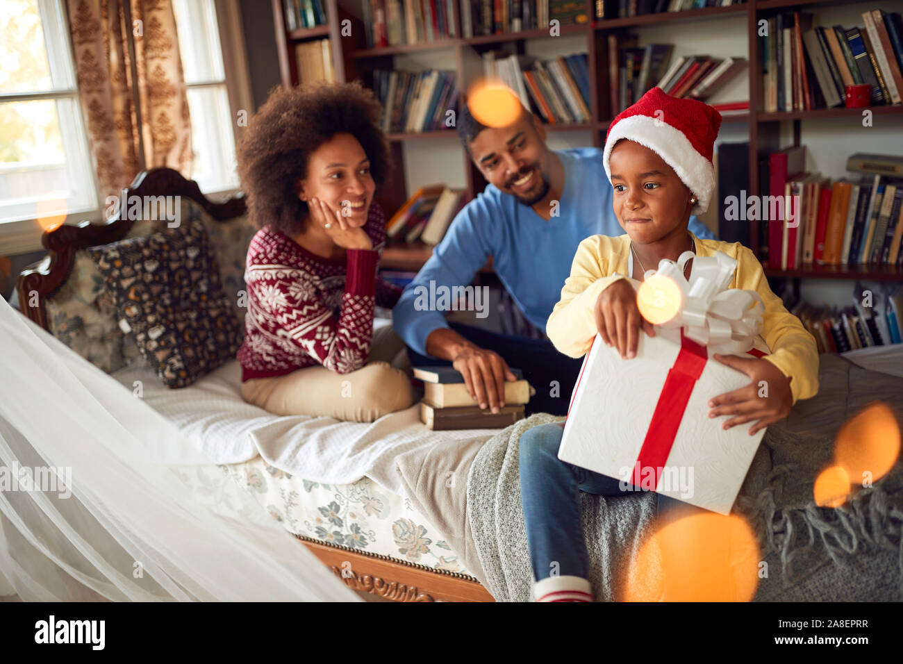 Happy Family gibt präsentiert Kind Mädchen am Weihnachtstag. Stockfoto